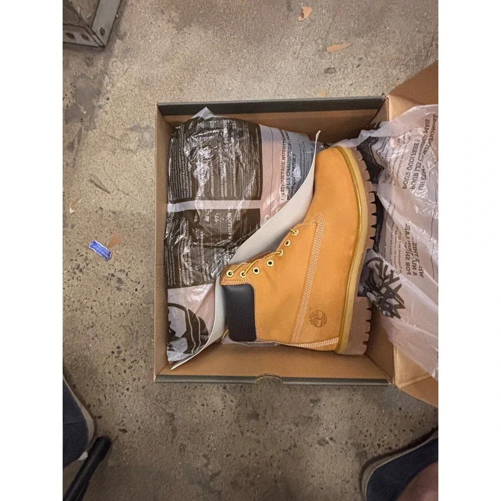NEW Authentic Timberland 6 Inch Boot Wheat Nubuck Waterproof size 11M